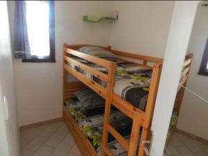 Palanda nebo palandy na pokoji v ubytování Appartement Vue Mer, piscine, minigolf, parking + 8 fotografií