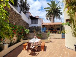 un patio con mesa y sillas y un edificio en Castaño Bajo - Santa Brigida, en Santa Brígida