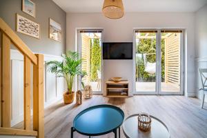 ein Wohnzimmer mit Tisch und Stühlen in der Unterkunft Rewa House in Rewa