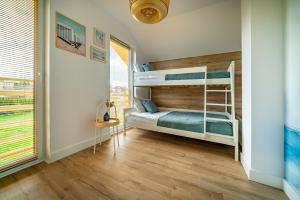 ein Schlafzimmer mit zwei Etagenbetten und einem Tisch in der Unterkunft Rewa House in Rewa