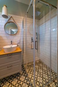 ein Badezimmer mit Waschbecken und Dusche in der Unterkunft Rewa House in Rewa + 46 Fotos