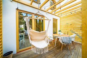 eine Veranda mit Schaukelstuhl und Tisch in der Unterkunft Rewa House in Rewa