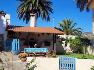 ein Haus mit einem blauen Tisch davor in der Unterkunft Castaño Bajo - Santa Brigida in Santa Brígida