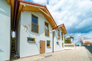 ein Gebäude mit einem Basketballkorb an der Seite in der Unterkunft Rewa House in Rewa