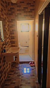 uma casa de banho com um lavatório, uma banheira e um WC. em Jordanian Baity Apartment em Wadi Musa