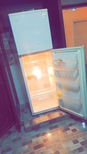 um frigorífico vazio com a porta aberta numa cozinha em Jordanian Baity Apartment em Wadi Musa