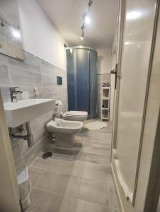La salle de bains est pourvue de toilettes, d'un lavabo et d'une douche. dans l'établissement Casa Eden, à Atrani