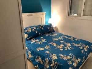 ein Schlafzimmer mit einem blauen Bett mit blauer Decke in der Unterkunft Superbe Appartement meuble Alliance Darna Tanger in Tangier