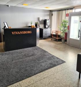 um escritório com um sinal de verizon numa secretária em Rentalux Hostel em Timrå