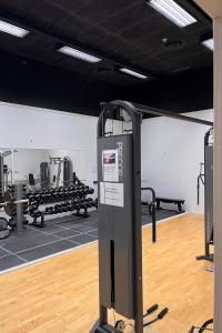 uma sala de fitness com um ginásio com máquinas em Rentalux Hostel em Timrå