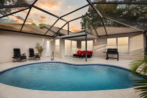 einen Pool im Hinterhof eines Hauses in der Unterkunft Master Guest Suite with Pool and Private Entrance Minutes to Parks in Orlando