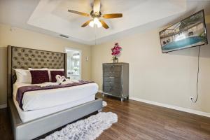 Schlafzimmer mit einem Bett und einem Deckenventilator in der Unterkunft Master Guest Suite with Pool and Private Entrance Minutes to Parks in Orlando