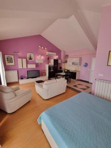 un ampio soggiorno con pareti viola e mobili bianchi di Kvarner Golden view Apartments a Matulji (Mattuglie)