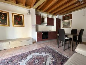 een keuken en eetkamer met een tafel en stoelen bij Cozy Castello in Manerba del Garda