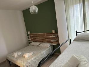 Dormitorio pequeño con 2 camas, mesa y falda en ACCADEMIA Rooms en Livorno