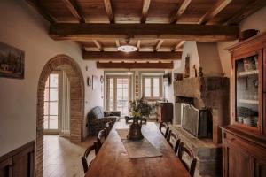una sala de estar con una gran mesa de madera y sillas en Agriturismo Casa Augusta, en Castiglion Fibocchi