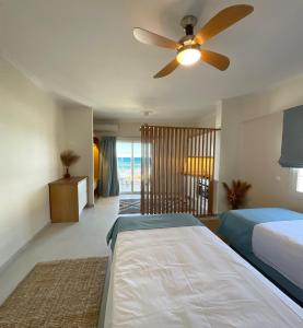 Postel nebo postele na pokoji v ubytování Beachfront 2-bed luxury suite - Agios Gordios Corfu Greece