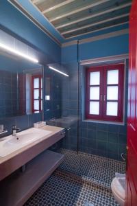 ein Badezimmer mit einem Waschbecken, einer Badewanne und einem WC in der Unterkunft Meliteion Traditional Hotel in Asprangeloi