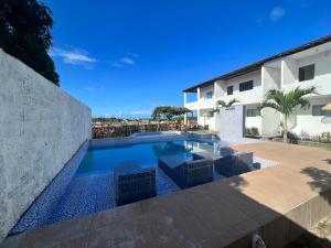 een zwembad in de achtertuin van een huis bij Dlux Suites Baia Formosa in Baía Formosa