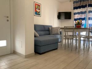 Χώρος καθιστικού στο New and bright apartment close to the beach