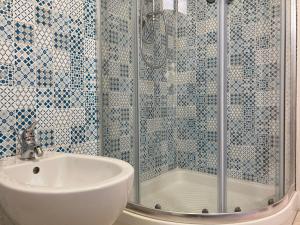 Koupelna v ubytování Bright apartment close to the beach + 25 fotografií