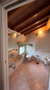 uma casa de banho com dois lavatórios e um WC em Possessioni Ferraresi em Melara