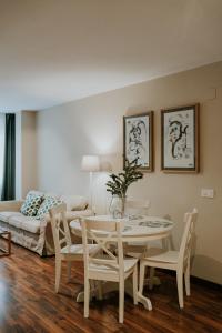 A seating area at Mares - Bellamar