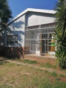 un edificio con una puerta delante en Quintax Guest House, en Pretoria
