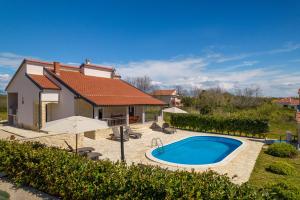 Bazén v ubytování Villa Paulina with a heated pool- by TA Leut Agency nebo v jeho okolí