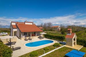 Bazén v ubytování Villa Paulina with a heated pool- by TA Leut Agency nebo v jeho okolí