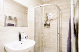a bathroom with a sink and a shower at Harrow Road Stay Central+Parking in Leicester