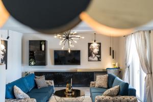 TV a/nebo společenská místnost v ubytování Villa Paulina with a heated pool- by TA Leut Agency