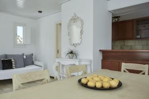 Una cocina con una mesa con un bol de fruta encima. en Boho Home Sea View by Monocle, en Mykonos ciudad 3 fotos más