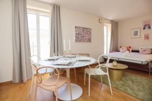 Posteľ alebo postele v izbe v ubytovaní IMMOGROOM - Beautiful and cosy- Suquet- near the beaches - AC