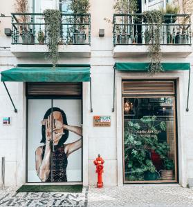 un frente de tienda con una foto de una mujer en la ventana en Lisbon Art Stay Apartments Baixa, en Lisboa