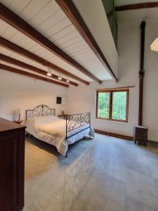 1 dormitorio grande con 1 cama en una habitación en Casa en Camino del cuadrado Sierras de Córdoba en Río Ceballos