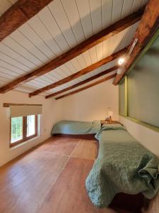1 dormitorio con 2 camas en una habitación en Casa en Camino del cuadrado Sierras de Córdoba en Río Ceballos
