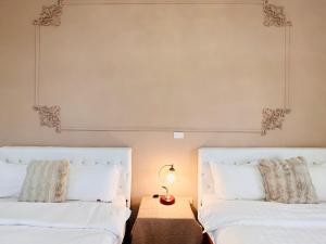 two beds sitting next to each other in a bedroom at 永安101 Wing on x 附陽台 in Taitung City