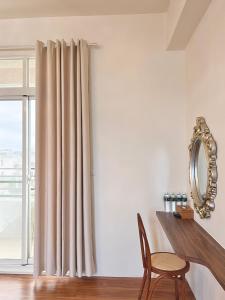 a room with a curtain and a table and a mirror at 永安101 Wing on x 附陽台 in Taitung City