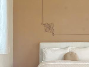 a bedroom with a bed with white sheets and pillows at 永安101 Wing on x 附陽台 in Taitung City