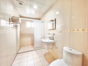 a bathroom with a toilet and a sink at 永安101 Wing on x 附陽台 in Taitung City