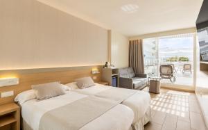 Llit o llits en una habitació de Hotel Samos