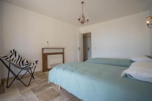 Posteľ alebo postele v izbe v ubytovaní VILLA L'ESTEREL AVEC PISCINE VUE MER -MANDELIEU 06210- 6 Pers