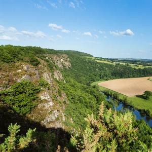 - une vue aérienne sur une montagne et une rivière dans l'établissement Les Berthaumes, à Clécy