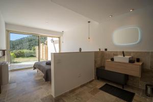 Kúpeľňa v ubytovaní VILLA L'ESTEREL AVEC PISCINE VUE MER -MANDELIEU 06210- 6 Pers