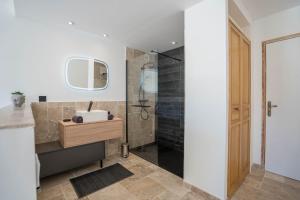 Kúpeľňa v ubytovaní VILLA L'ESTEREL AVEC PISCINE VUE MER -MANDELIEU 06210- 6 Pers