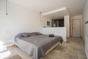 Posteľ alebo postele v izbe v ubytovaní VILLA L'ESTEREL AVEC PISCINE VUE MER -MANDELIEU 06210- 6 Pers