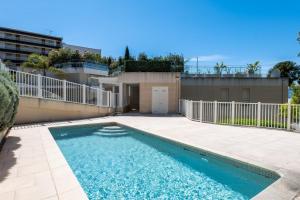 basen przed domem w obiekcie Garden-Level Apartment Pool & Sea View w Cannes