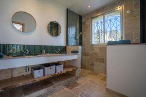 Kúpeľňa v ubytovaní VILLA L'ESTEREL AVEC PISCINE VUE MER -MANDELIEU 06210- 6 Pers