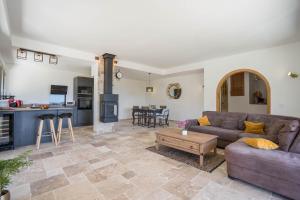 Kuchyňa alebo kuchynka v ubytovaní VILLA L'ESTEREL AVEC PISCINE VUE MER -MANDELIEU 06210- 6 Pers